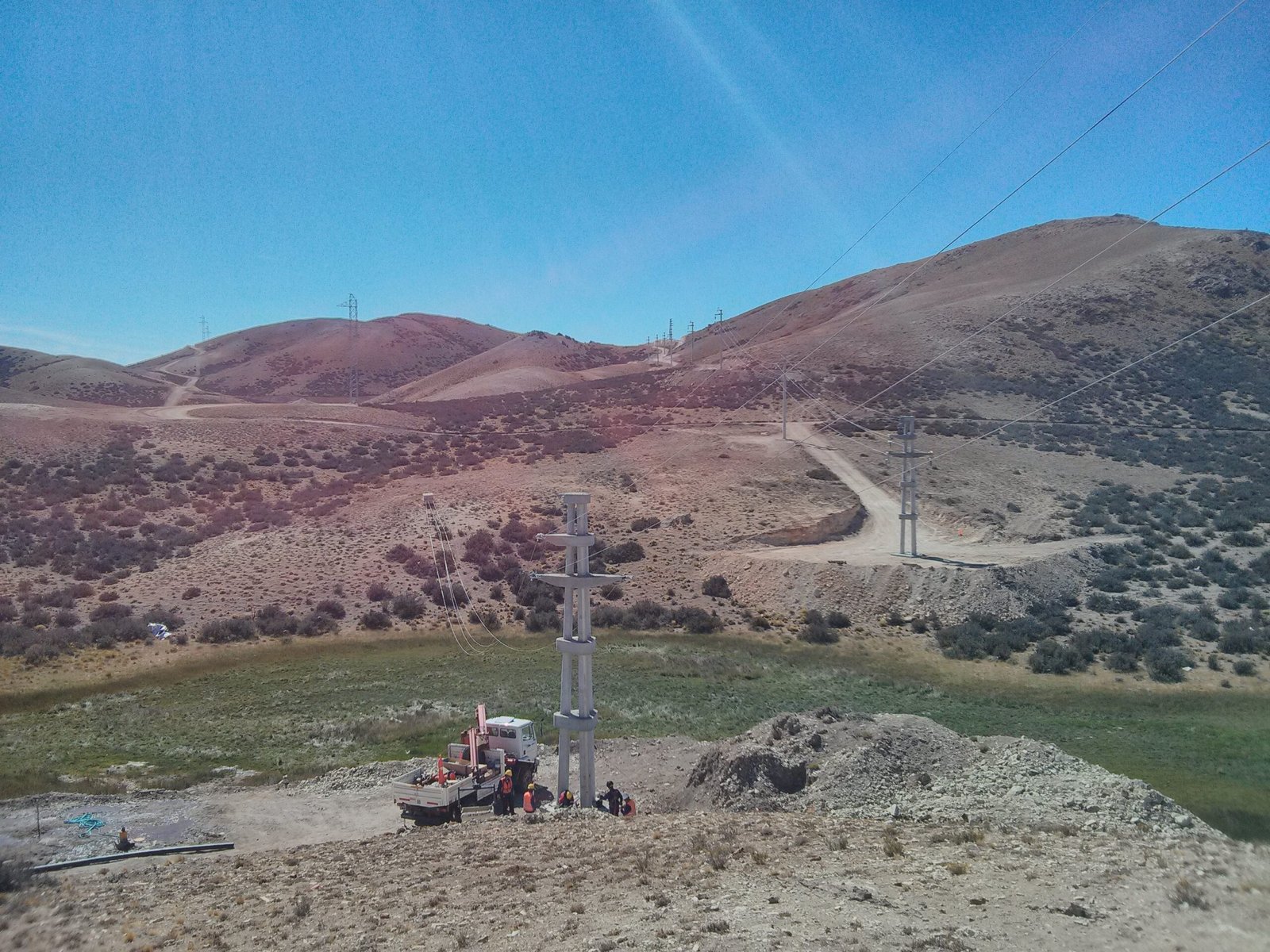 Estructura de línea de alta tensión en obra del proyecto Cerro Negro