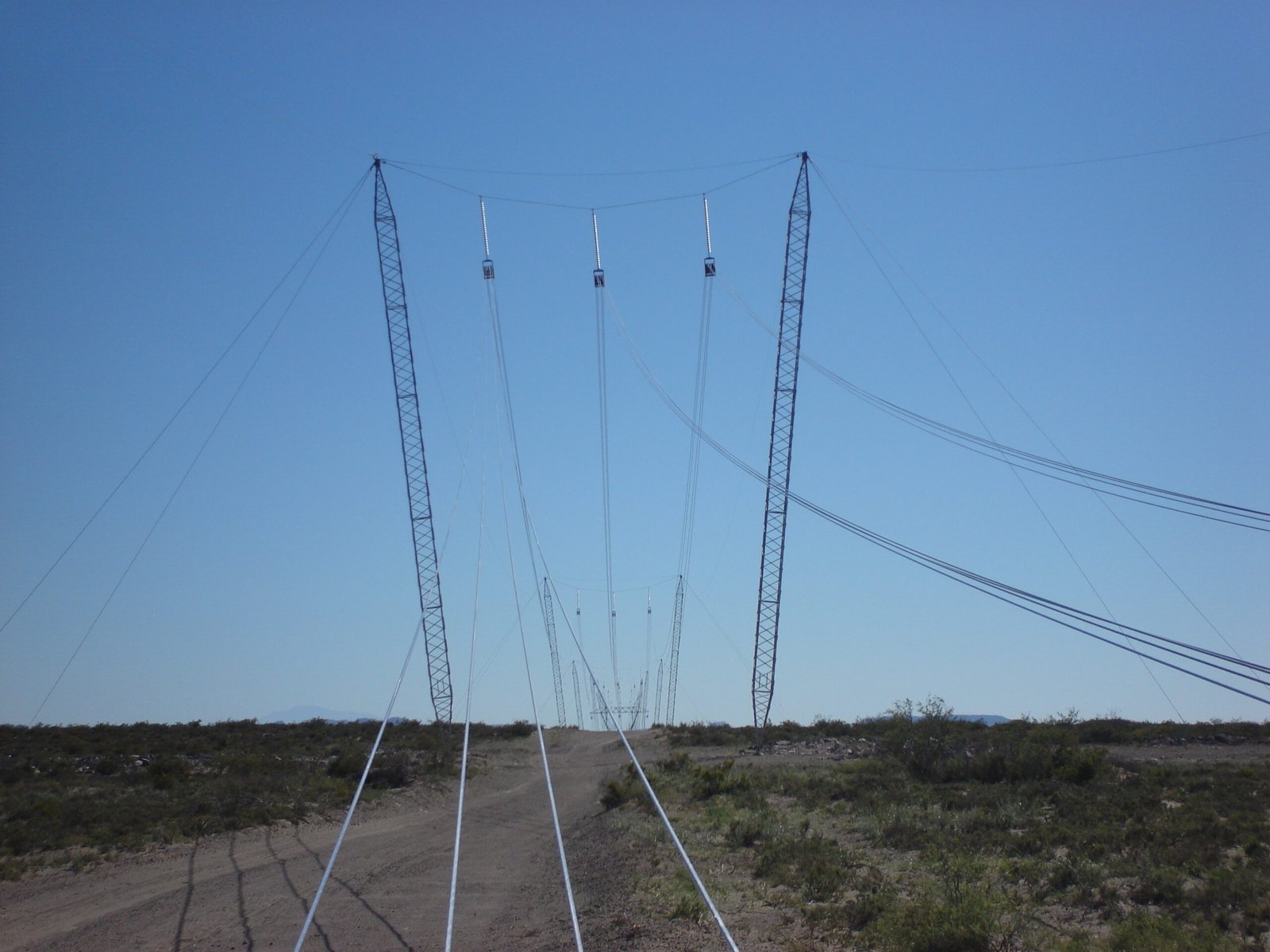 Estructuras de línea de alta tensión en el proyecto Comahue LAT