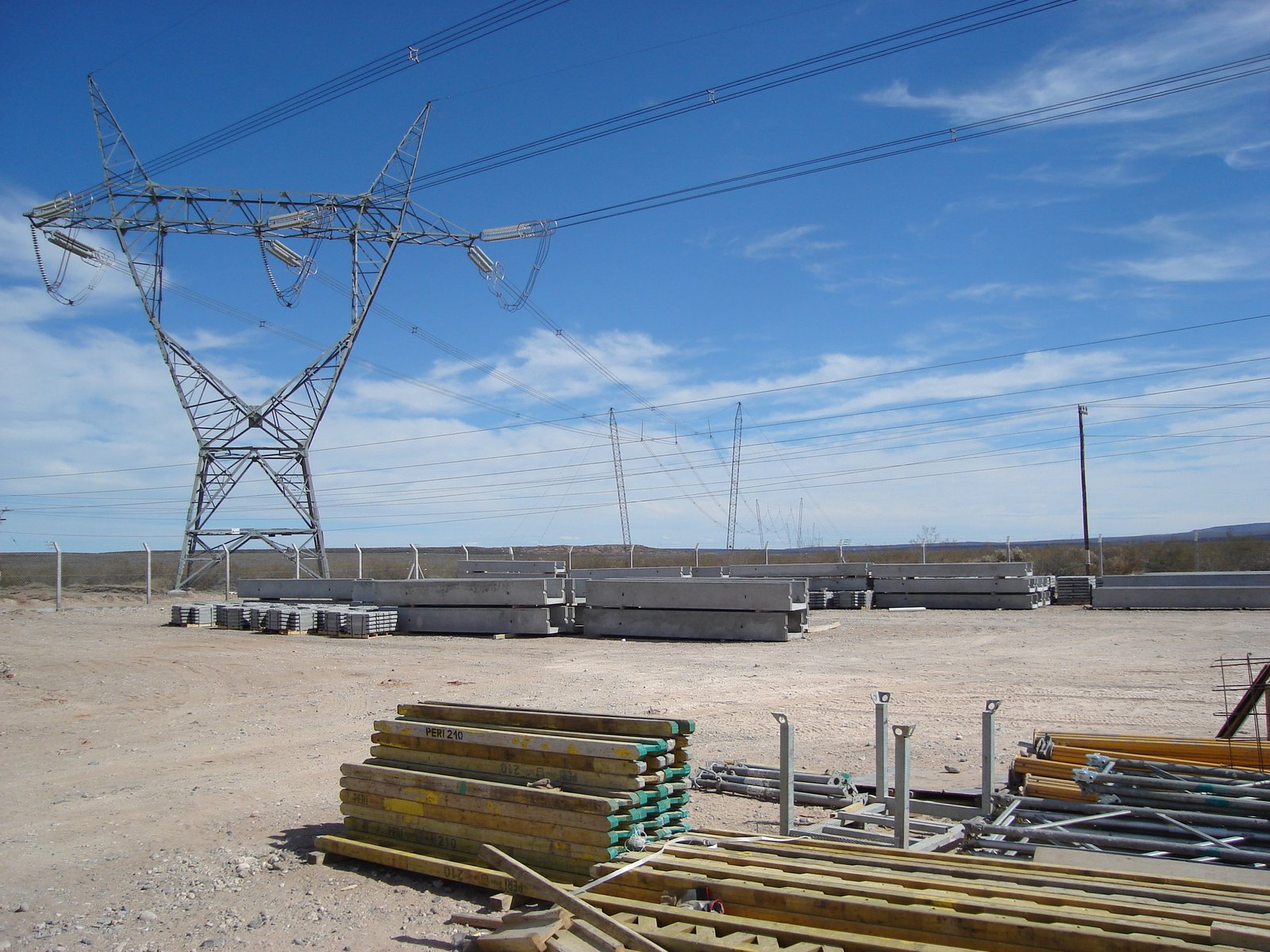 Estructura de línea de alta tensión en obra del proyecto Comahue Cuyo